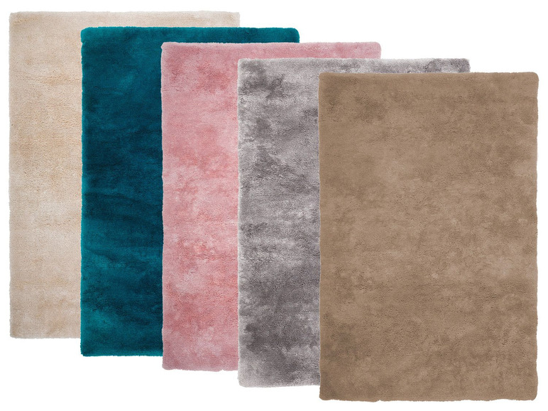 Vijf verschillende pluche vloerkleden in beige, teal, roze, grijs en bruin.