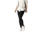 Een vrouw draagt zwarte leggings en witte sneakers.