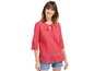 Een roze blouse met een strikdetail en korte jeans.