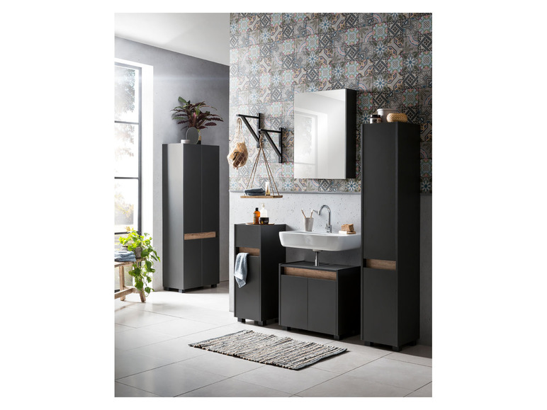 Badkamer met wastafel, spiegelkast en twee hoge kasten.