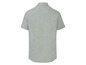 Een lichtgrijs linnen overhemd met korte mouwen.