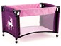 Een roze babybed met eenhoorn print voor poppen.