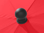 Zwarte parapluknop op een rode paraplu.