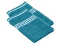 Twee badhanddoeken in teal met witte strepen.
