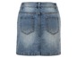Een blauwe denim rok met achterzakken.