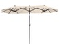 Een beige parasol met een dubbele kap voor buiten.