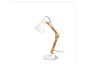 Een witte bureaulamp met houten arm