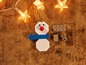 Een Lego-sneeuwpop met kerstverlichting.