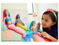 Een meisje speelt met Barbie-zeemeermin poppen.
