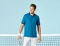Man in blauwe tennisshirt met tennisracket en bal.