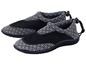 Zwarte waterschoenen met wit geometrisch patroon.