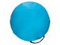 Blauwe pop-up tent in opgevouwen toestand.