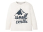 Wit T-shirt met lange mouwen voor jongens met een bergprint en de tekst 'Dare to Explore'.