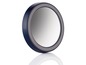 Een ronde, donkerblauwe handspiegel met een zilveren spiegel.