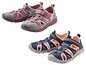 Twee paar kindersandalen in grijs en blauw met roze details.