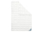 Witte donsdekbed met label van Ikea.