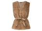 Een bruine, getailleerde faux fur vest met een riem.