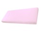 Een roze matrashoes voor een kinderbed.