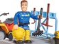 Een speelgoedfiguur van brandweerman Sam met een quad en gereedschap.