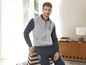Man draagt een grijze Track & Field joggingpak met een blauwe streep.