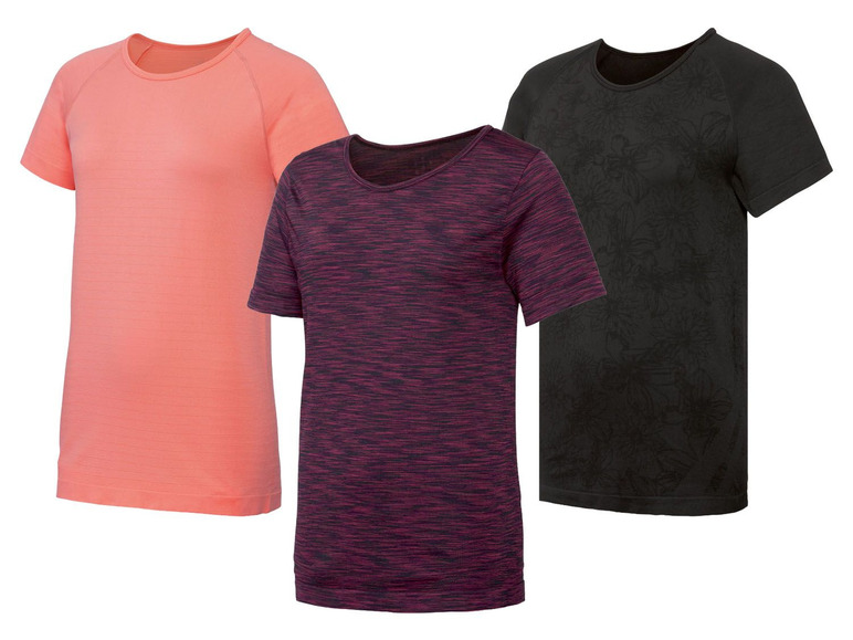 Drie T-shirts, eentje roze, eentje zwart met bloemenprint en eentje rood met gestreepte print.