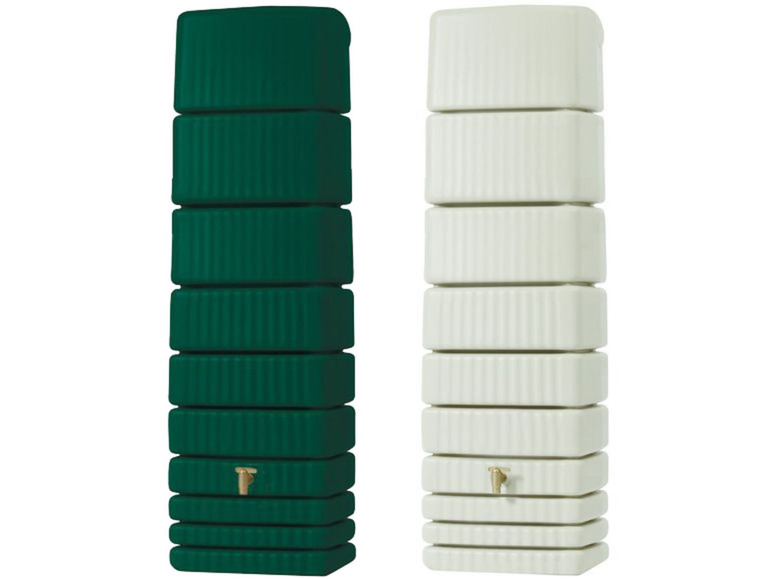 Twee groene en witte regentonnen met een kraan.
