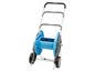 Een blauwe Gardena tuinslangrol op een metalen onderstel met wielen.