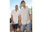 Twee mannen dragen zomerkleding, waaronder een gestreept overhemd en een linnen shirt.