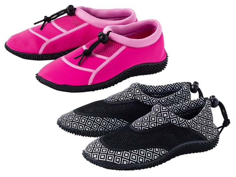 Twee paar waterschoenen, één roze en één met een zwart-wit patroon.