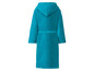 Een turquoise badjas met capuchon.