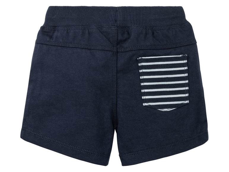 Donkerblauwe korte broek met een gestreepte zak.