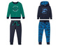 Twee sets kinderkleding met een zeethema: een groene trui met anker en blauwe broek en een blauwe hoodie met walvissen en een blauwe broek met walvissenprint.