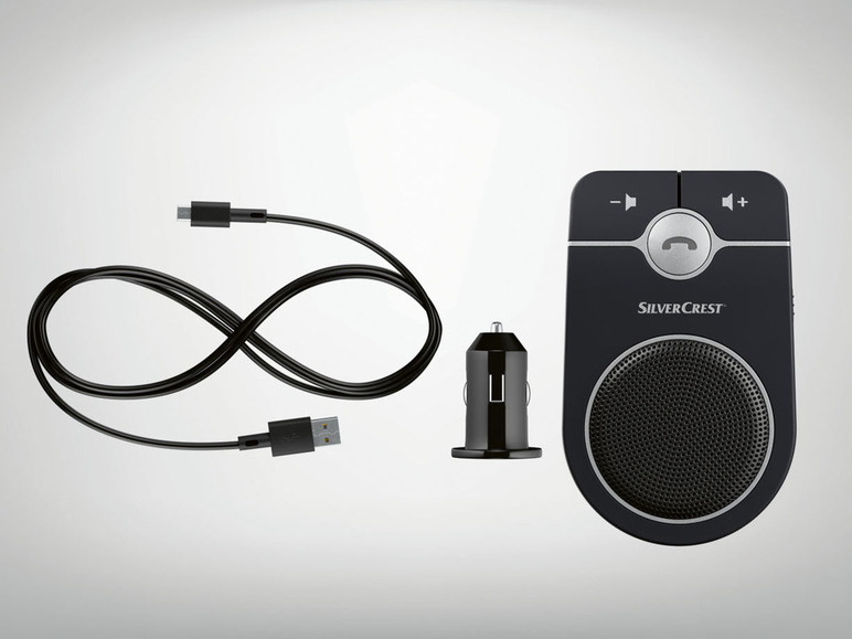 Een Silvercrest-autoluidspreker met ingebouwde microfoon, een USB-kabel en een autolader.
