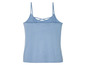 Een lichtblauw tanktop met spaghettibandjes.