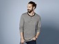 Man draagt een grijs longsleeve shirt met knopen.