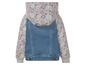 Een denim jack met een grijze hoodie met muzieknoten-print.
