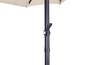 Detail van een beige parasol met een zwarte paal en een handvat om de parasol te openen.