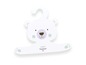 Een witte berenhanger voor babykleding van Traumland.