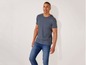 Man draagt een gestreept T-shirt en blauwe jeans.