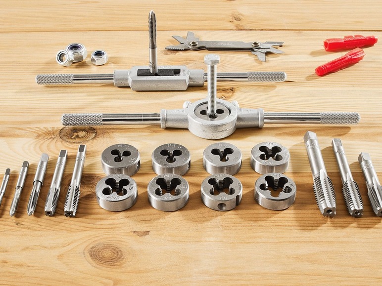 Een set schroefdraadtappen en -matrijzen voor het maken van schroefdraden.
