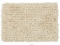 Een crèmekleurig badmat met een zacht, pluche oppervlak.