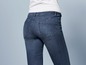 Close-up van een vrouw die blauwe jeans draagt.