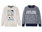 Twee jongens sweaters met 'Explore' en 'Let's Find a Place to Explore' print.