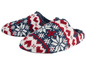 Twee paar blauwe, rode en witte wollen pantoffels met een kerstmotief.