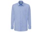 Een lichtblauw overhemd met lange mouwen.