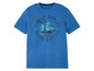 Blauw T-shirt met een scheepvaart-thema, met een afbeelding van een schip en de tekst 'Harbour Supplies East Bay Seaside'.
