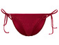 Rode bikini onderbroek met strikjes.