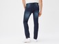 Man draagt donkerblauwe jeans.