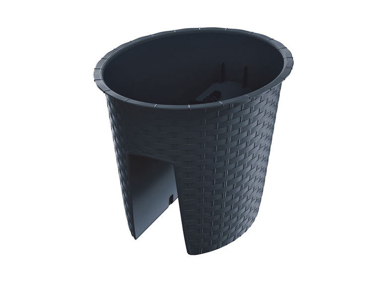 Een zwarte kunststof plantenpot met een gevlochten design.