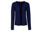 Een blauwe gebreide cardigan met zwarte details.